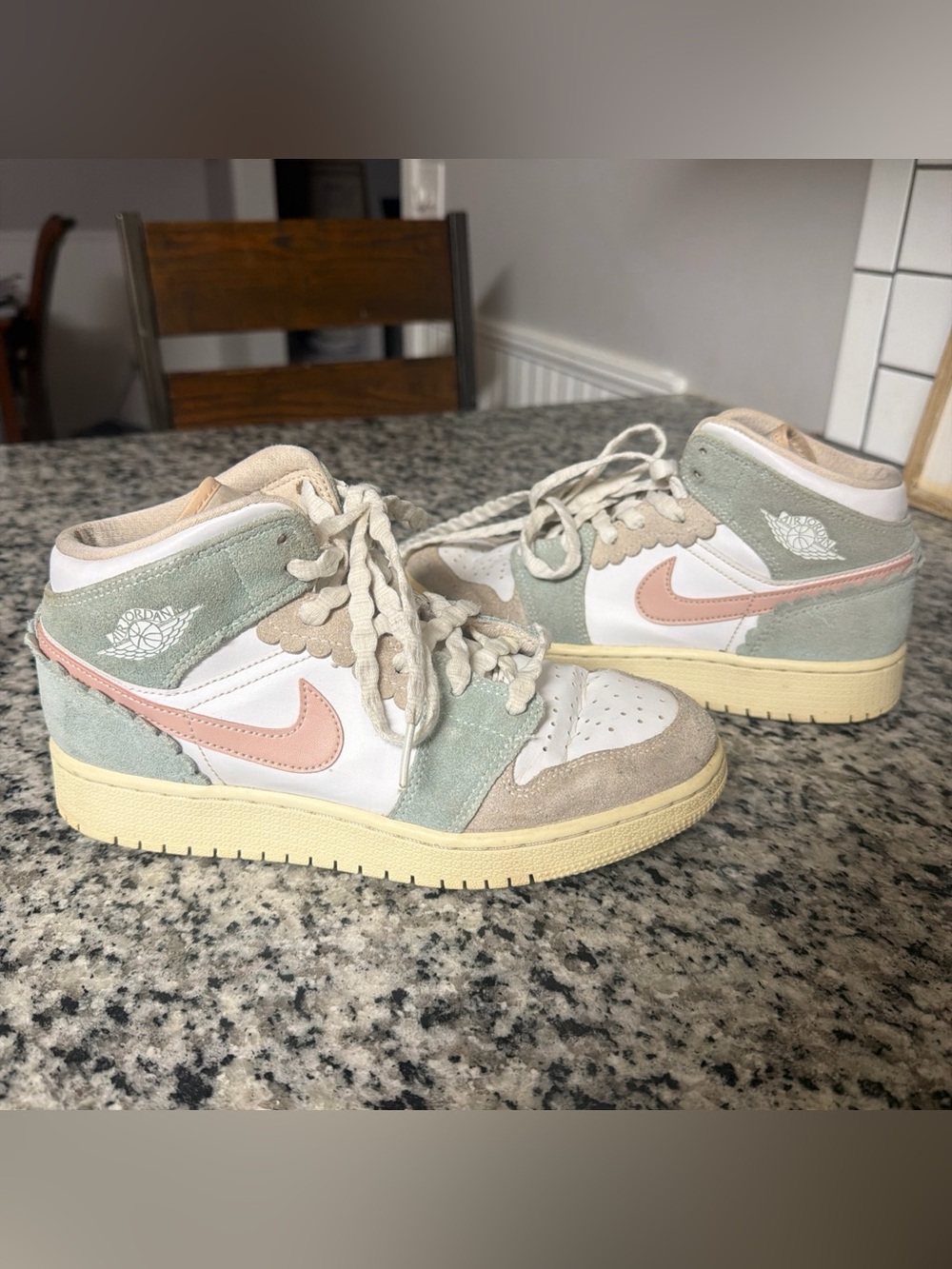 Air Jordan 1 Mid SE Shoes Youth Size 5.5Y Retro Leather Suede DZ5359-100